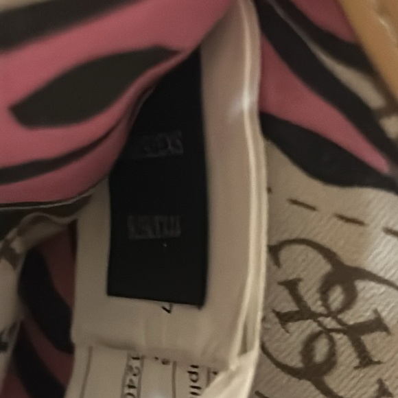 Guess Passport & Credit Card Holder Zip Around Black Wallet - Picture 16 of 16